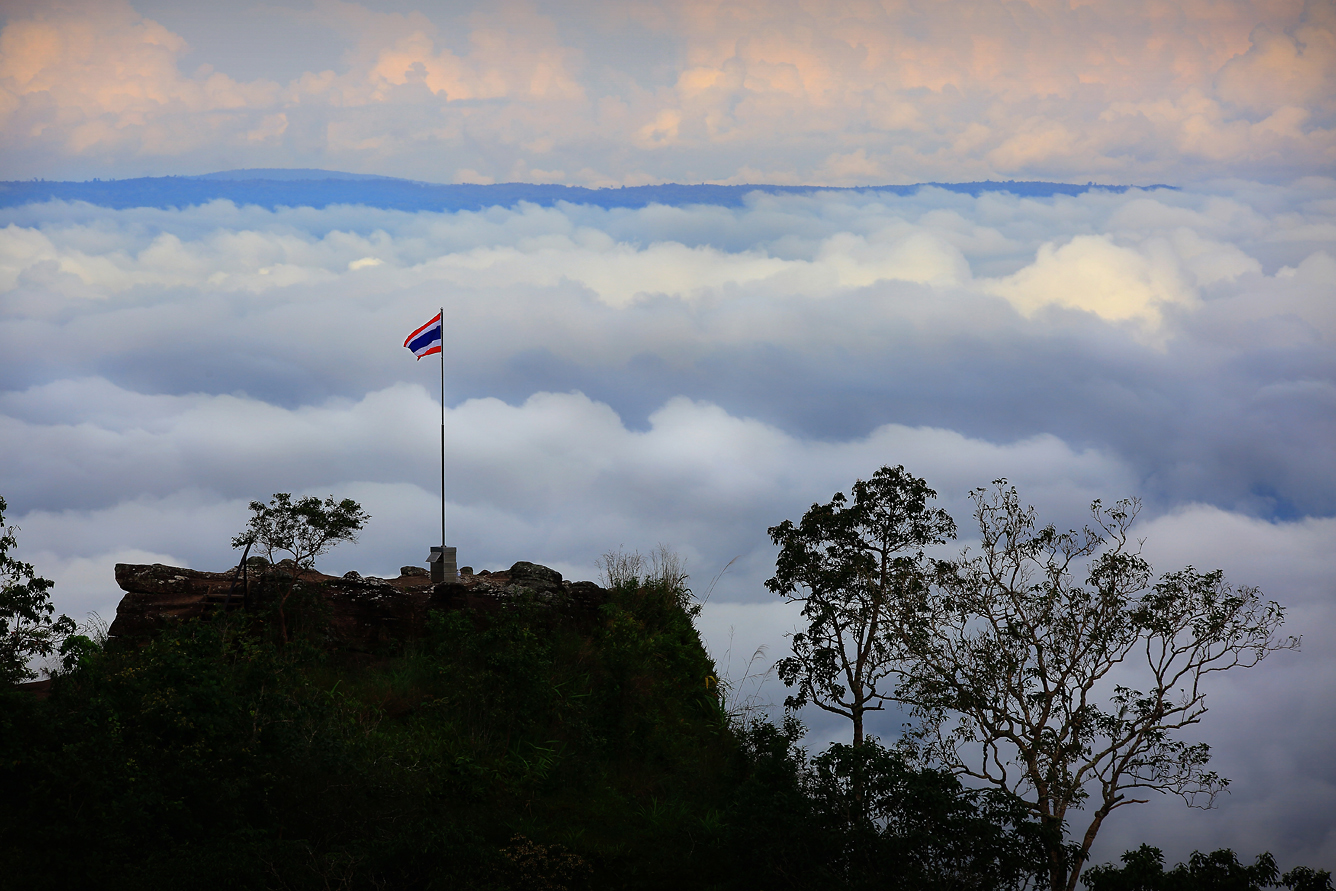 ด้านธรรมชาติที่สวยงาม -  ผาชูธง