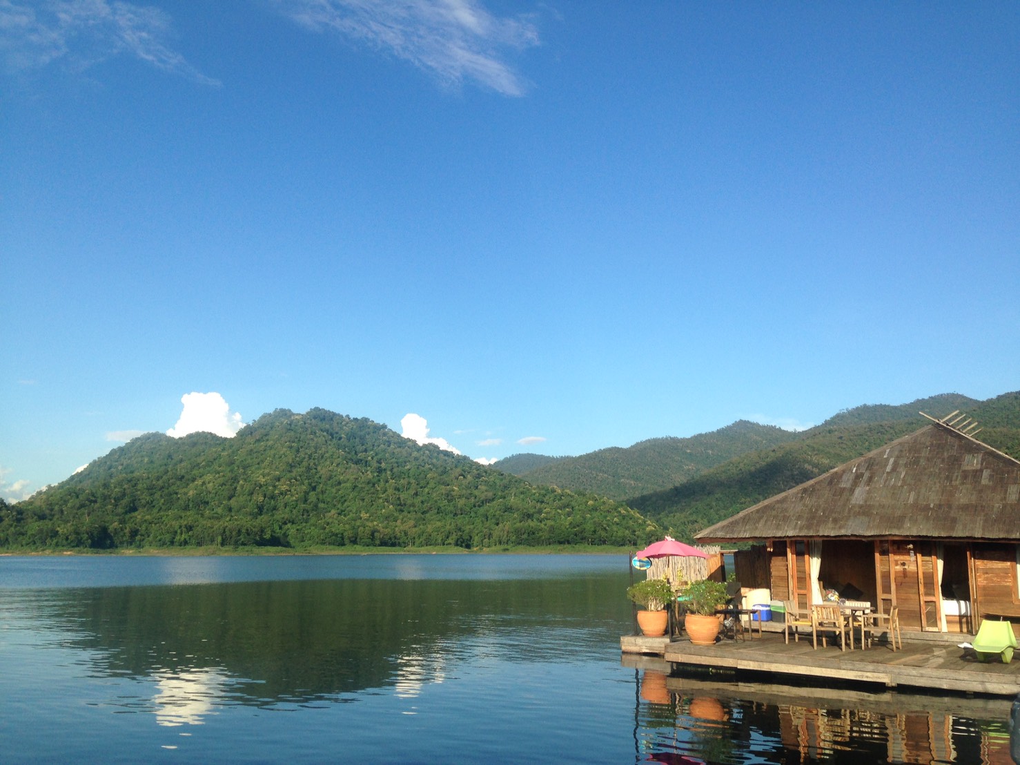 ด้านธรรมชาติที่สวยงาม -  อ่างเก็บน้ำเขื่อนแม่งัดสมบูรณ์ชล