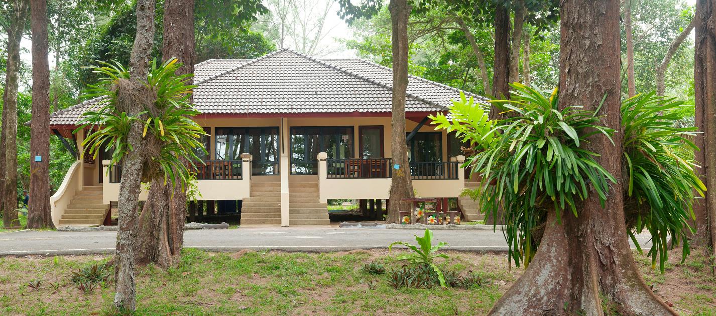 โซน 1 โซนที่ทำการอุทยานแห่งชาติ บริเวณหาดท้ายเหมือง บริการบ้านพัก ห้องประชุม เต็นท์ ลานกางเต็นท์