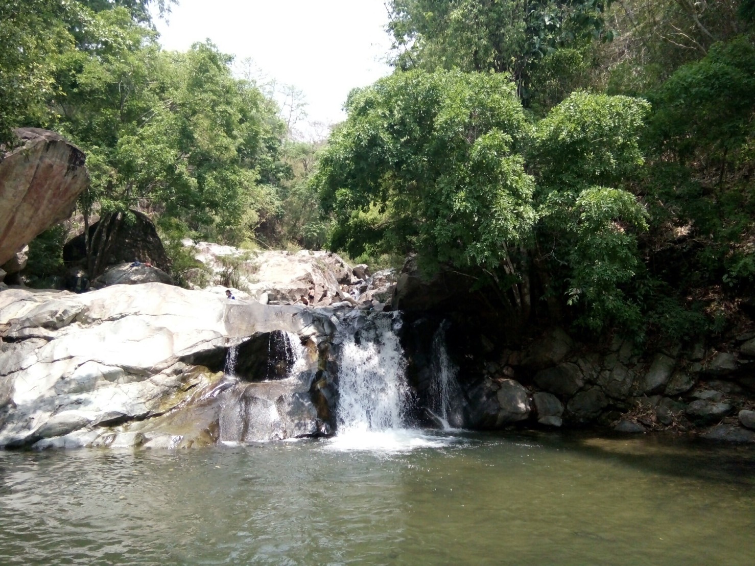 ด้านธรรมชาติที่สวยงาม -  น้ำตกตาดหลวง